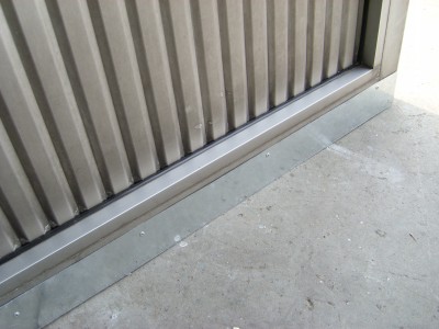 門上接裝防鼠鋼板